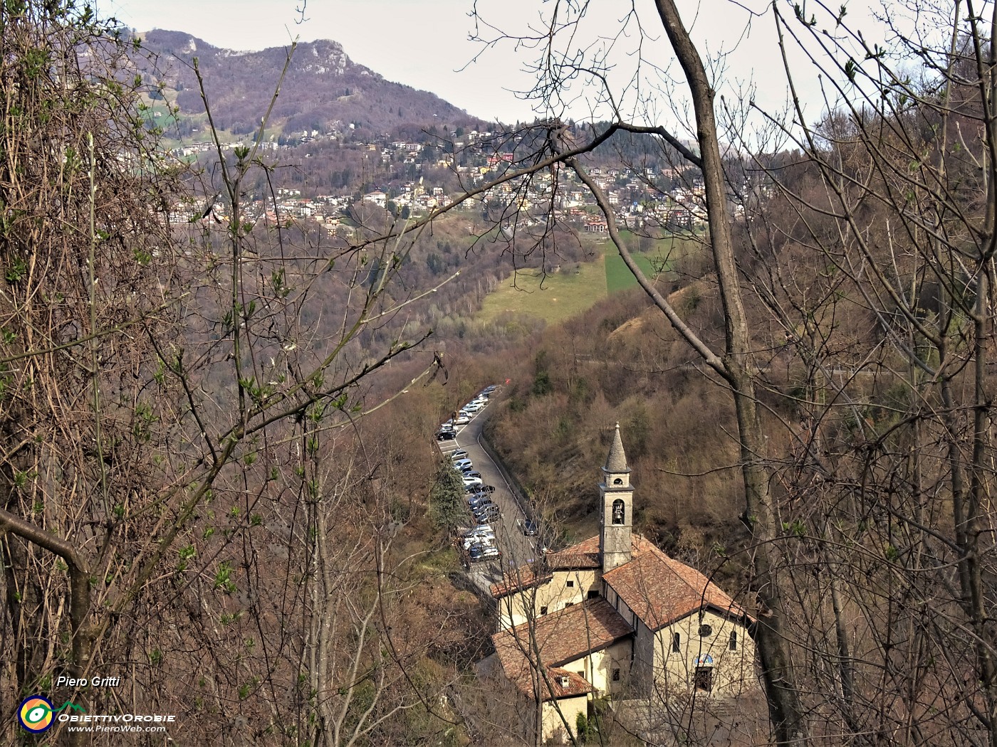 35 Vista sul Santuario del Perello con Cornagera sullo sfondo.JPG